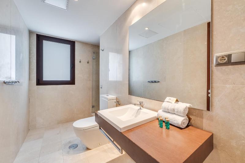 VACATION MARBELLA I The Sovereign Penthouse New Furniture Gated Complex Large Communal Pool 24h Security 5min to Puerto Banus - image 22