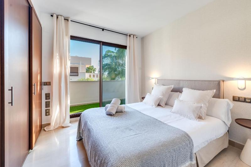 VACATION MARBELLA I The Sovereign Penthouse New Furniture Gated Complex Large Communal Pool 24h Security 5min to Puerto Banus - image 27