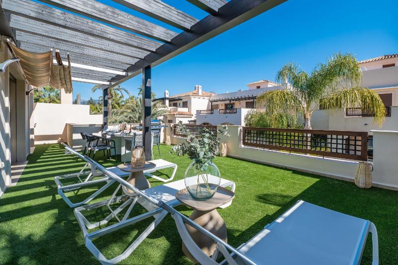 VACATION MARBELLA I The Sovereign Penthouse New Furniture Gated Complex Large Communal Pool 24h Security 5min to Puerto Banus - image 19