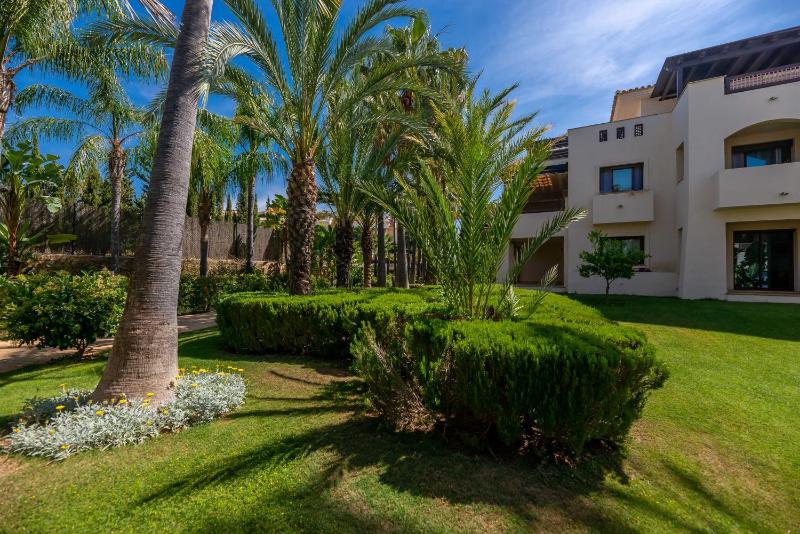 VACATION MARBELLA I The Sovereign Penthouse New Furniture Gated Complex Large Communal Pool 24h Security 5min to Puerto Banus - image 14