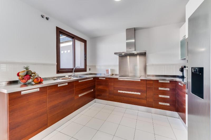 VACATION MARBELLA I The Sovereign Penthouse New Furniture Gated Complex Large Communal Pool 24h Security 5min to Puerto Banus - image 21