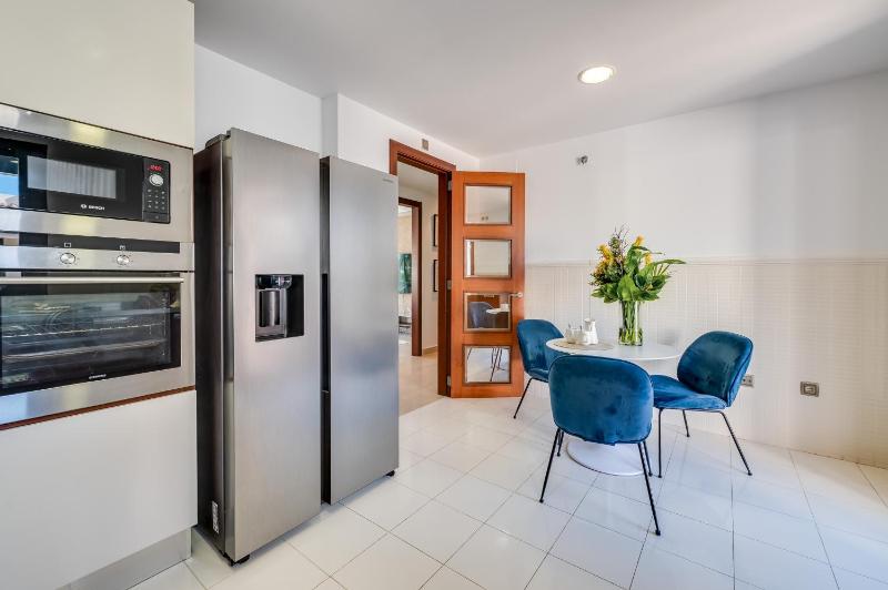 VACATION MARBELLA I The Sovereign Penthouse New Furniture Gated Complex Large Communal Pool 24h Security 5min to Puerto Banus - image 13