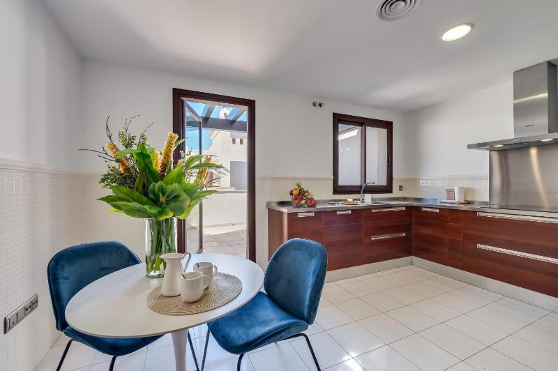 VACATION MARBELLA I The Sovereign Penthouse New Furniture Gated Complex Large Communal Pool 24h Security 5min to Puerto Banus - image 28