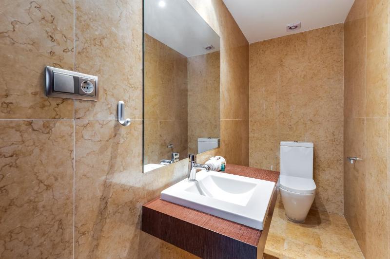VACATION MARBELLA I The Sovereign Penthouse New Furniture Gated Complex Large Communal Pool 24h Security 5min to Puerto Banus - image 29