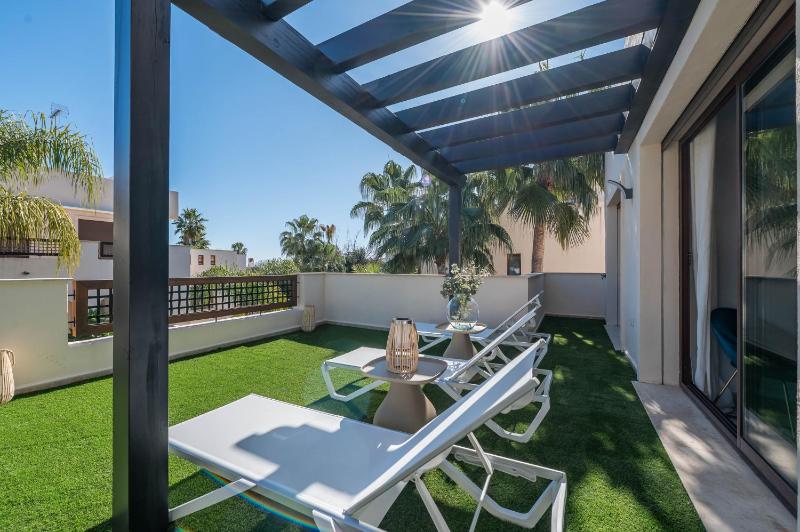 VACATION MARBELLA I The Sovereign Penthouse New Furniture Gated Complex Large Communal Pool 24h Security 5min to Puerto Banus - image 44