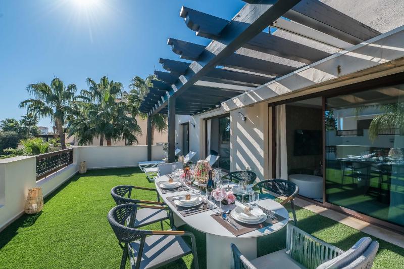 VACATION MARBELLA I The Sovereign Penthouse New Furniture Gated Complex Large Communal Pool 24h Security 5min to Puerto Banus - image 23