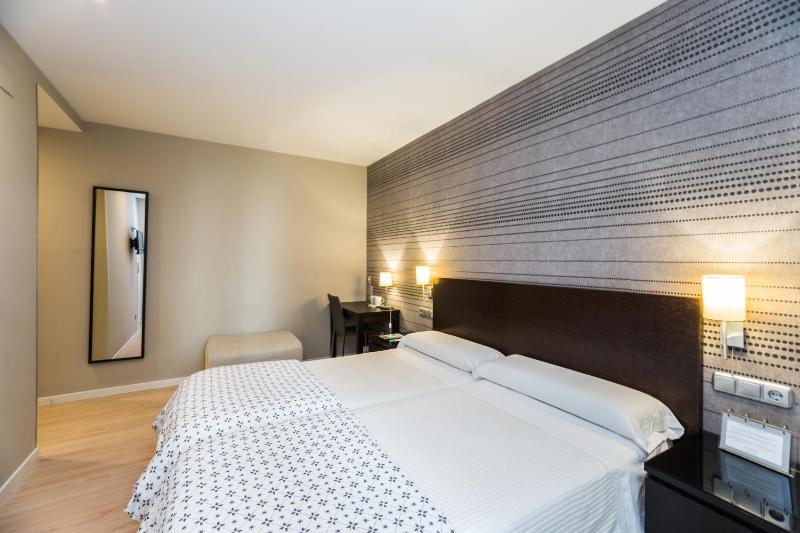 Twin Room image 2