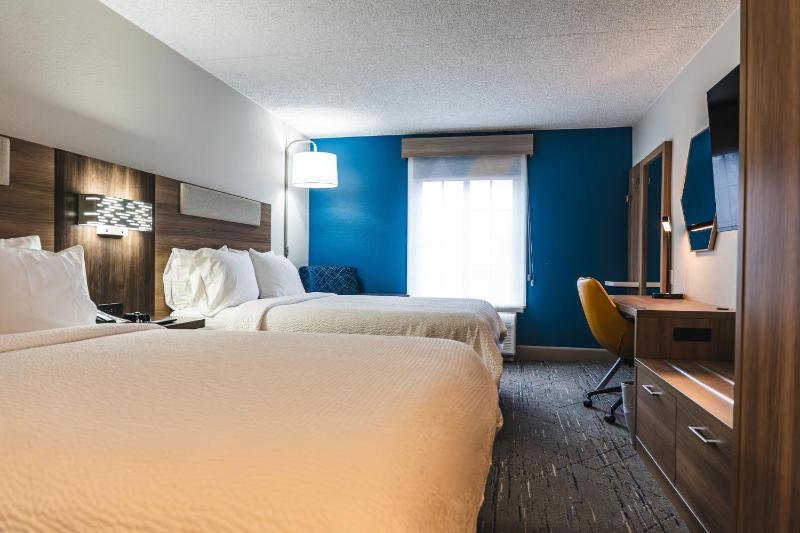 Standard Room with Two Queen Beds image 3