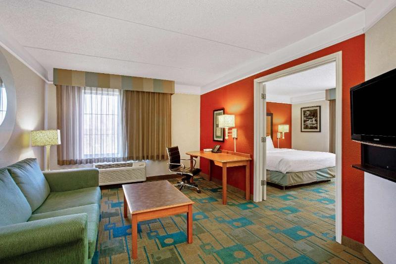 1 King Bed, Deluxe Suite, Non-Smoking image 4