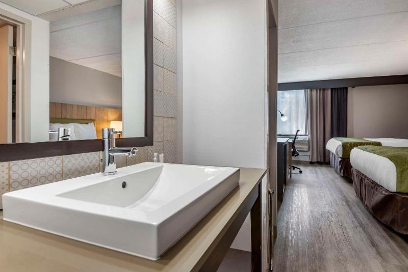 Standard Queen Room with Two Queen Beds - Non Smoking  image 4