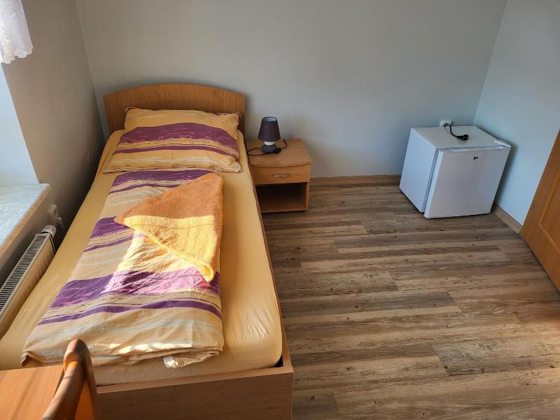 Twin Room image 4