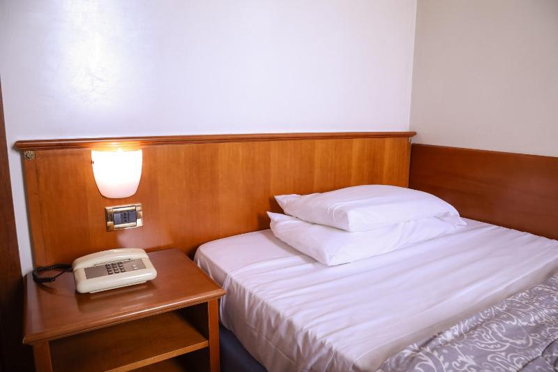 Economy Double Room image 3