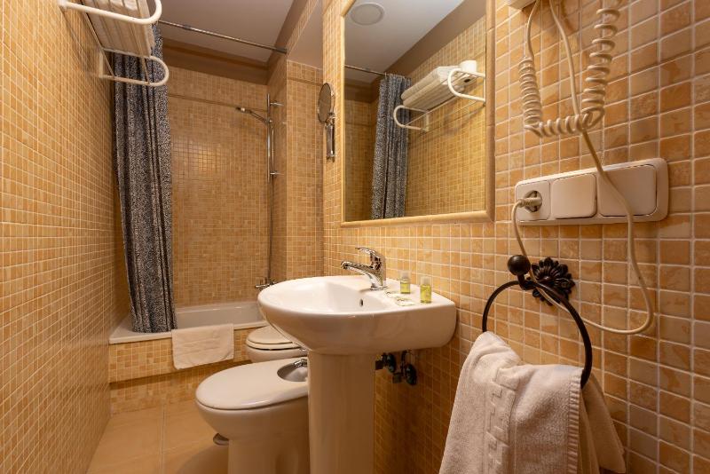 One-Bedroom Apartment image 3