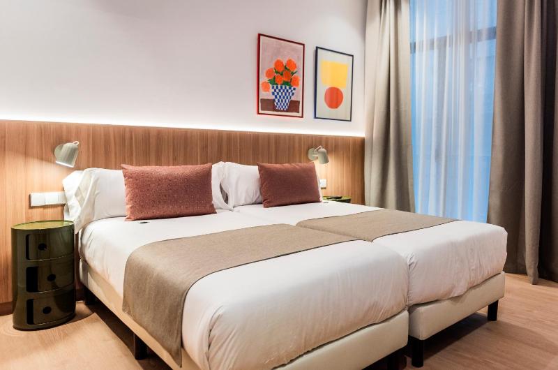 Superior Twin Room image 3