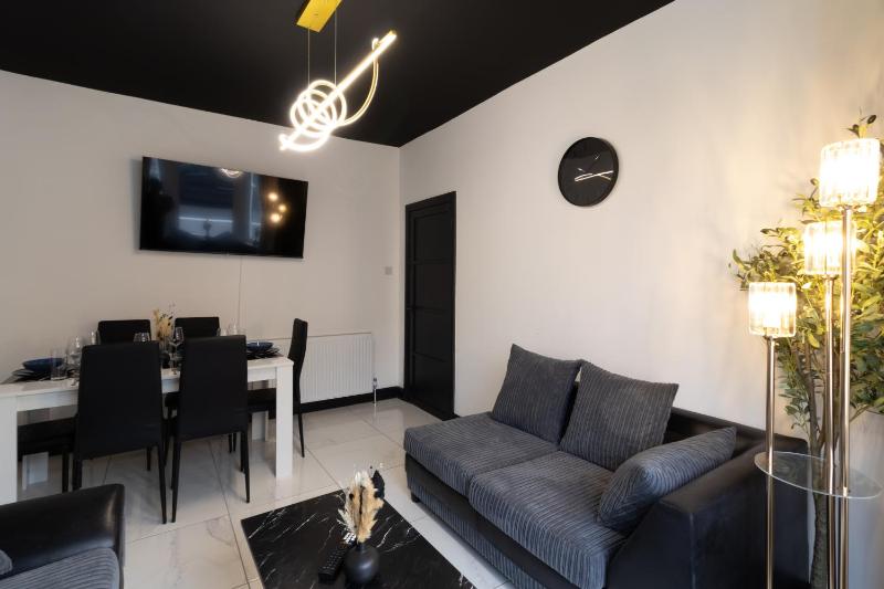 Open Mind Property - HotTub7 Beds & Free Parking - image 23
