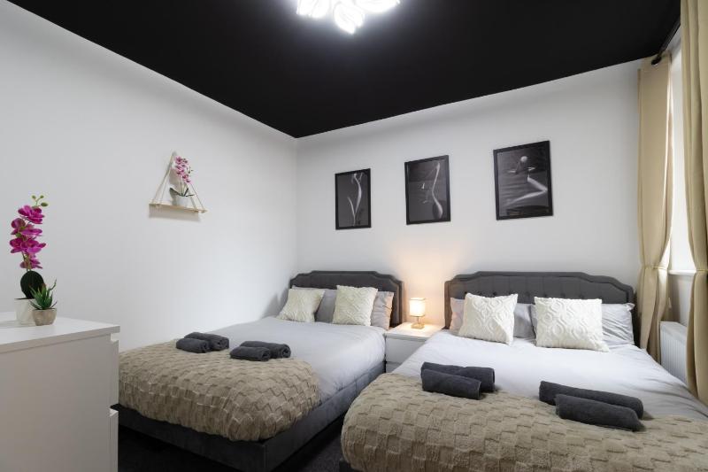 Open Mind Property - HotTub7 Beds & Free Parking - image 43