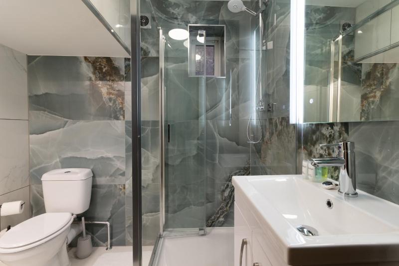 Open Mind Property - HotTub7 Beds & Free Parking - image 8