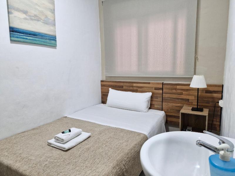 Single Room with Shared Bathroom image 4