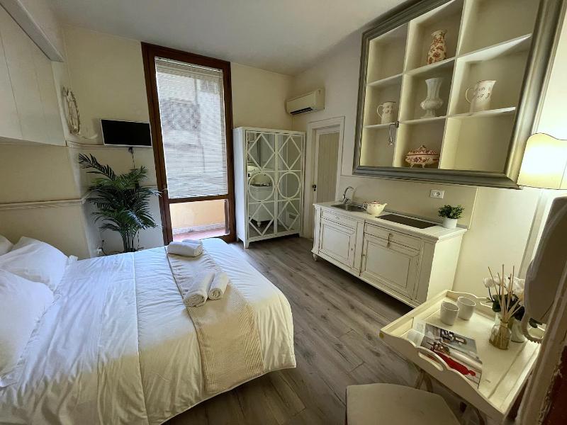 Charming Studio next to the Duomo - image 12