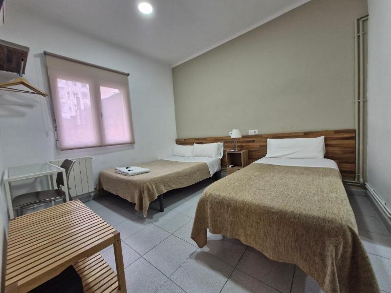 Triple Room with Private Bathroom image 2