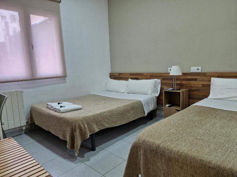 Triple Room with Private Bathroom image 3