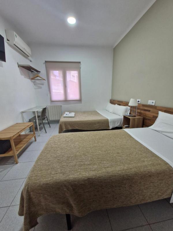 Triple Room with Shared Bathroom image 2