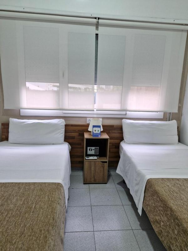 Twin Room with Private Bathroom image 3