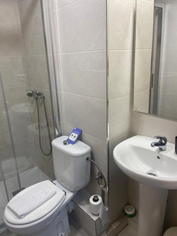 Twin Room with Private Bathroom image 2