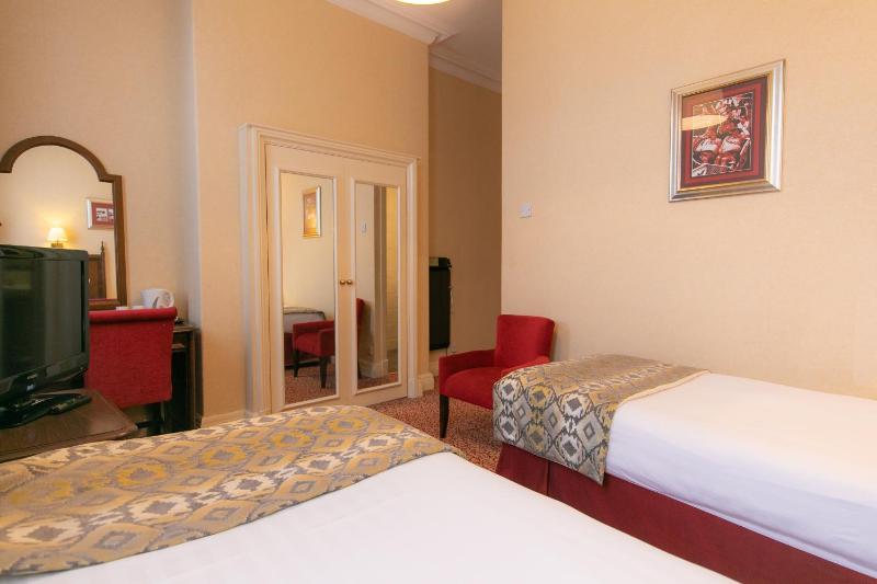 Standard Twin Room image 4