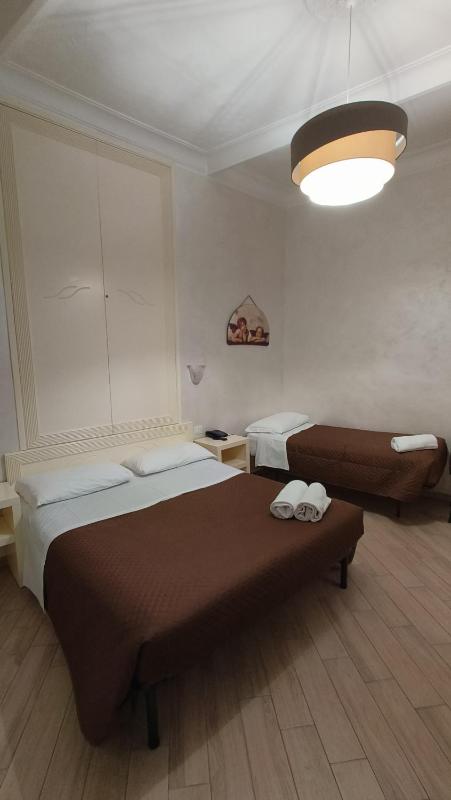 Economy Triple Room image 4