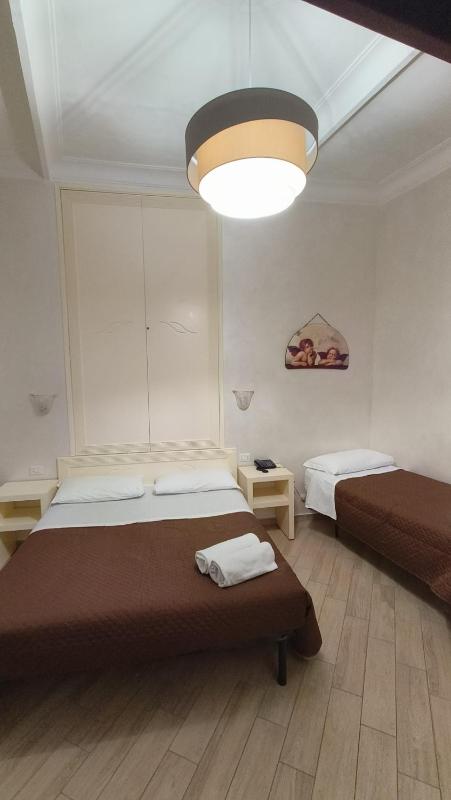 Economy Triple Room image 3