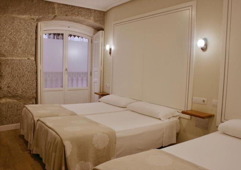 Triple Room with Street View image 1