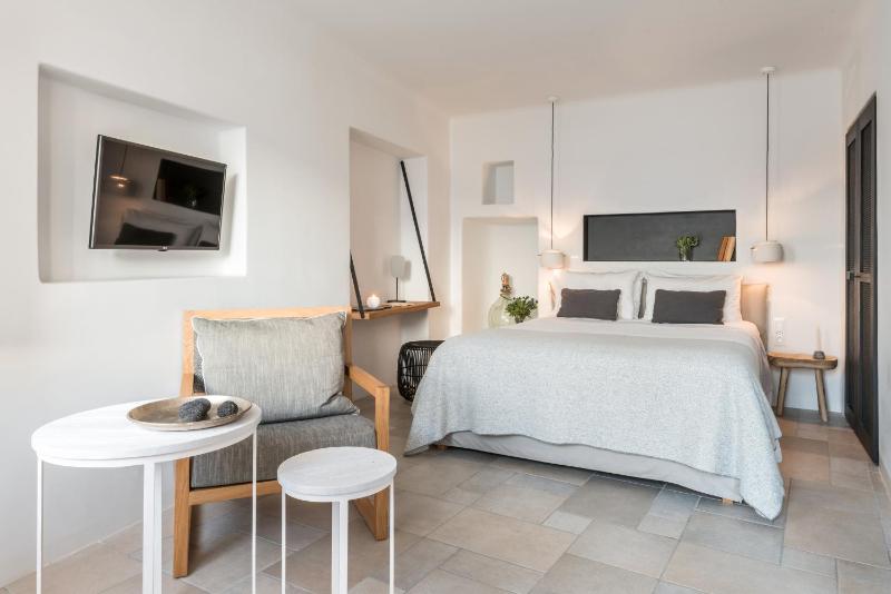 Junior Suite with Caldera View image 3