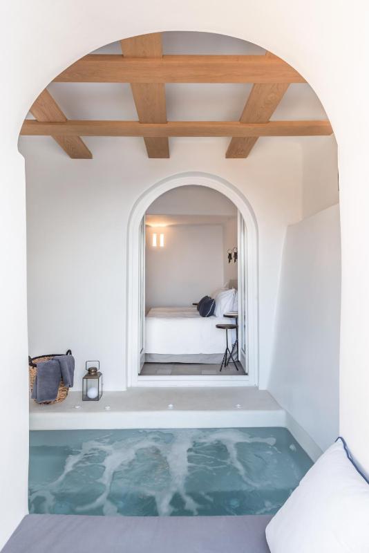 The Cave Suite with Hot Tub and Caldera View image 3