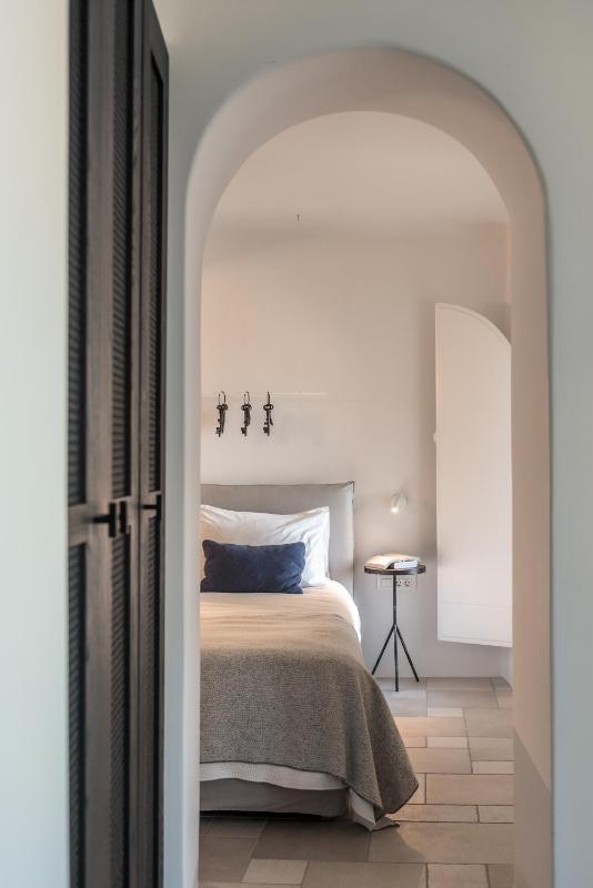 The Cave Suite with Hot Tub and Caldera View image 2