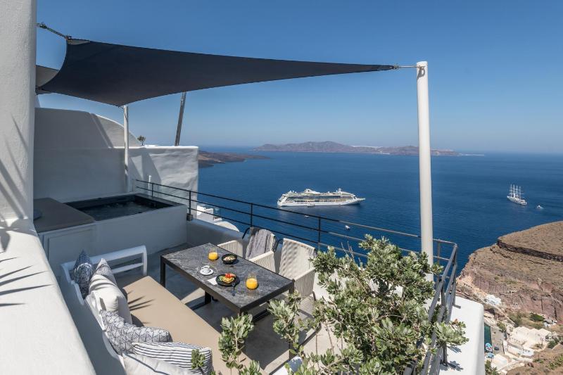 Deluxe Suite with Hot Tub and Caldera View image 1