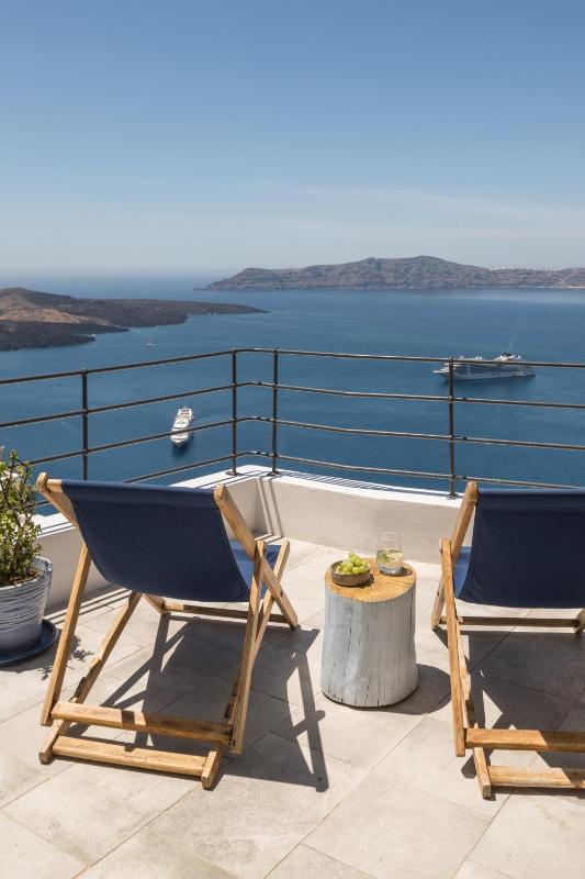 The Porto Fira Suite with Hot Tub and Caldera View image 4