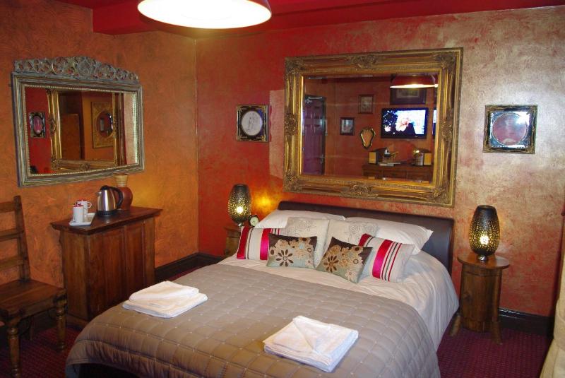 Double Room with Private Bathroom image 3