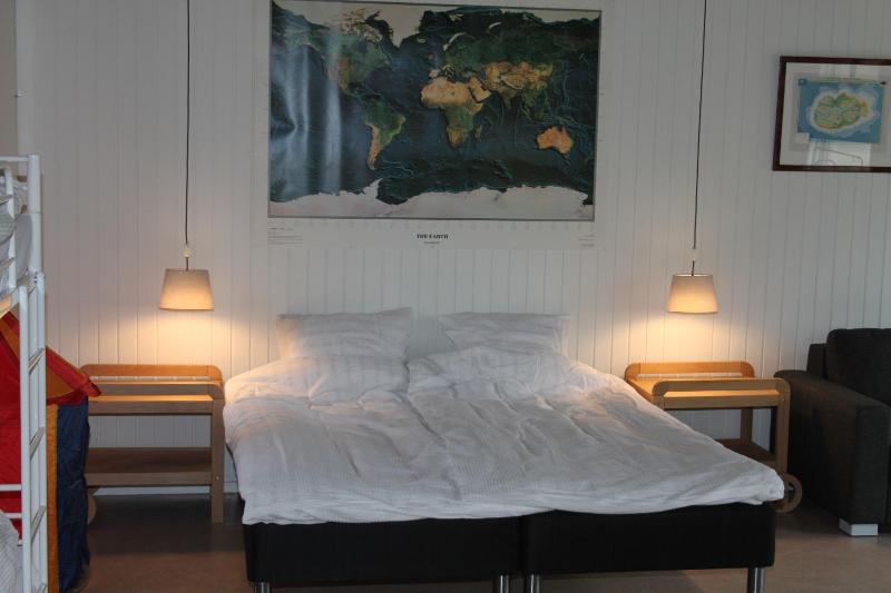Two-Bedroom Apartment with Kitchen and shared Bathroom image 4