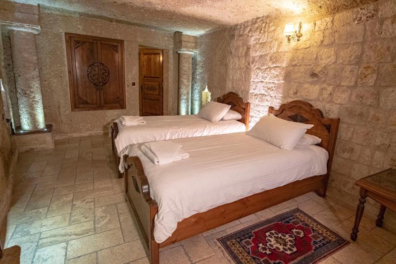 Standard Twin Room image 4