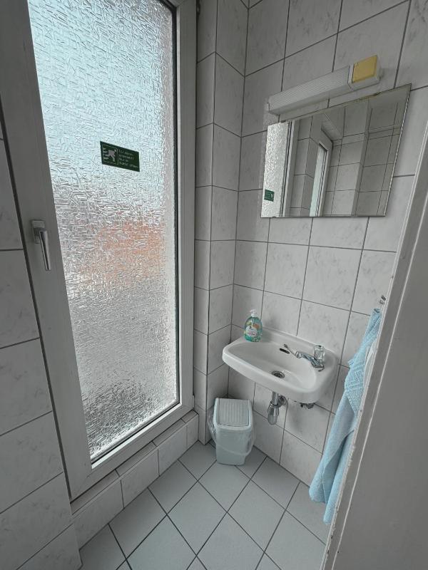 Single Room with Shared Toilet image 3