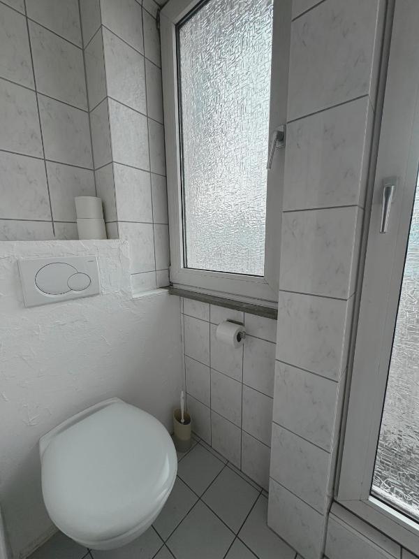 Single Room with Shared Toilet image 2