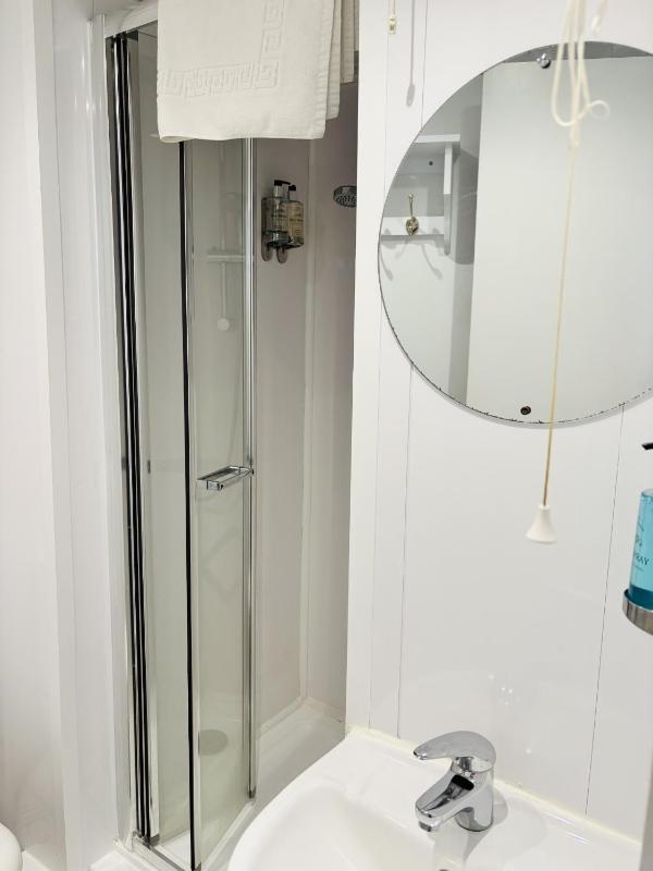 Single Room with Shower image 3