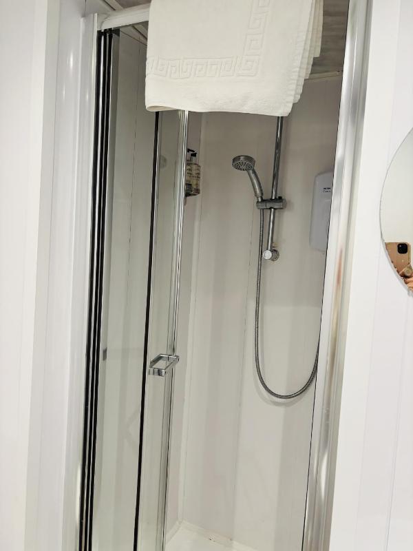 Single Room with Shower image 4