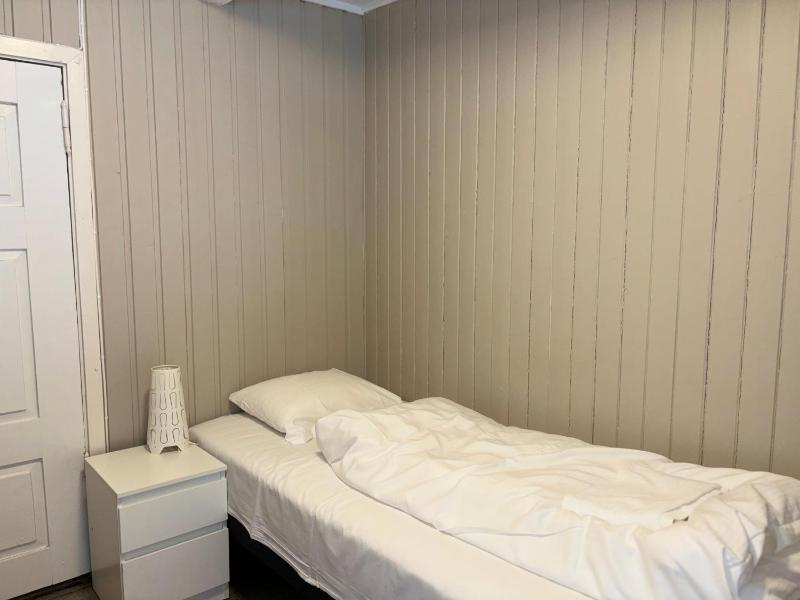Single Room with Shared Bathroom image 1