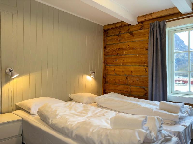 Double or Twin Room with Shared Bathroom image 1