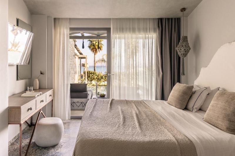Double Suite Sea View with Private Pool image 1
