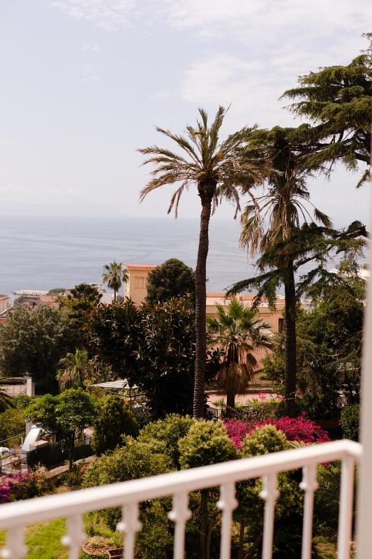 Deluxe King Room with Sea View image 3