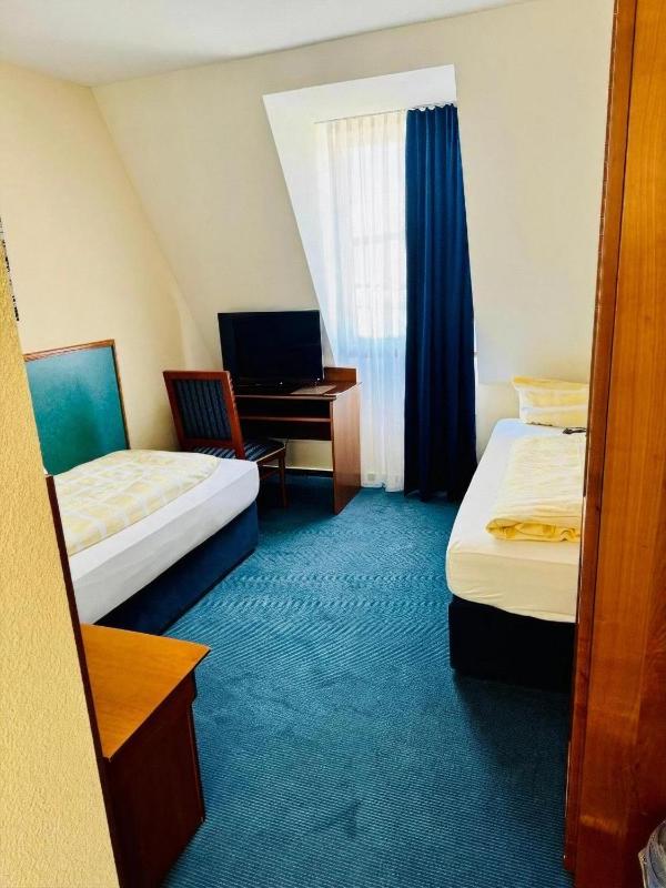 Standard Twin Room image 3