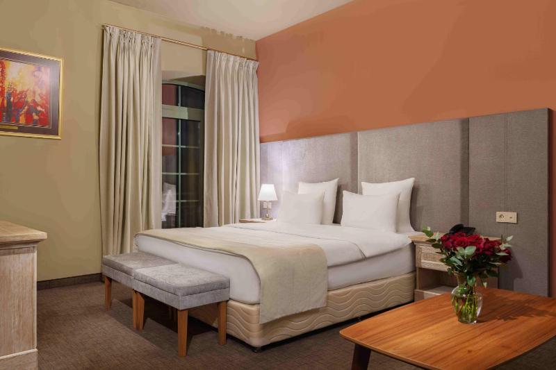 Deluxe Double or Twin Room image 1